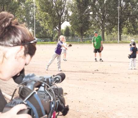 Genau unter die Lupe genommen: Ein Fernsehteam des amerikanischen Senders AFN filmte gestern die Baseball-Abteilung der SG Hemsbach um Trainer Bill Haddix. Bild: Schilling